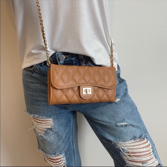 🆕🔄 Reposh Wrap Around Me Wallet On A Chain - Picture 2 of 6